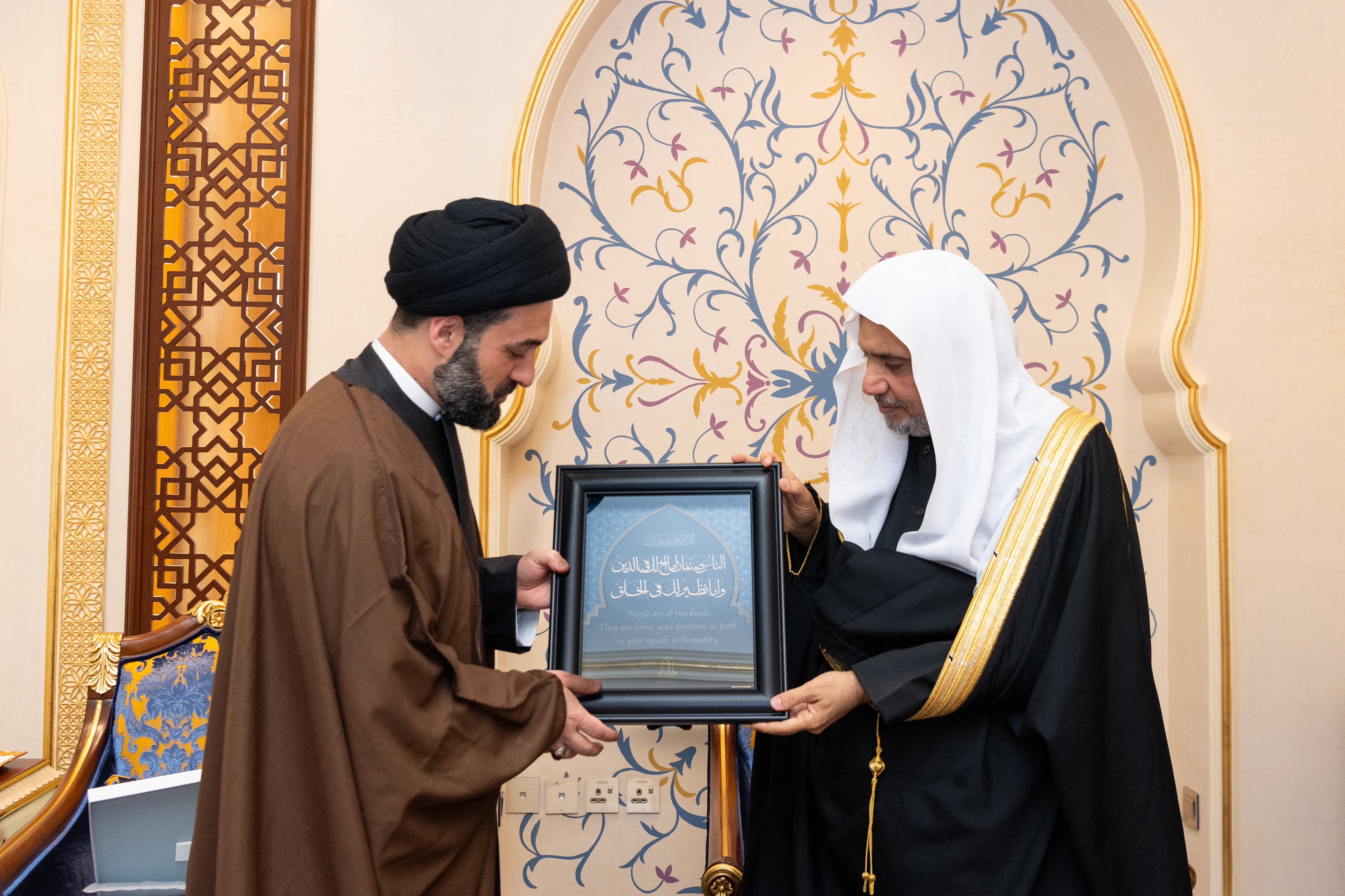 Au siège de la Ligue islamique mondiale à La Mecque, cheikh  Mohammed Al-Issa , secrétaire général de la LIM et président de l'Organisation des savants musulmans, a rencontré plusieurs universitaires de l'Institut Al-Khoei, dont cheikh Jawad Al-Khoei, cheikh Zaid Bahr Aluloom et cheikh Kareem Momen. Au cours de la réunion, ils ont traité de plusieurs sujets d'intérêt commun, notamment l'importance de poursuivre un dialogue efficace au sein de la communauté musulmane ainsi qu'avec les adeptes des autres reli