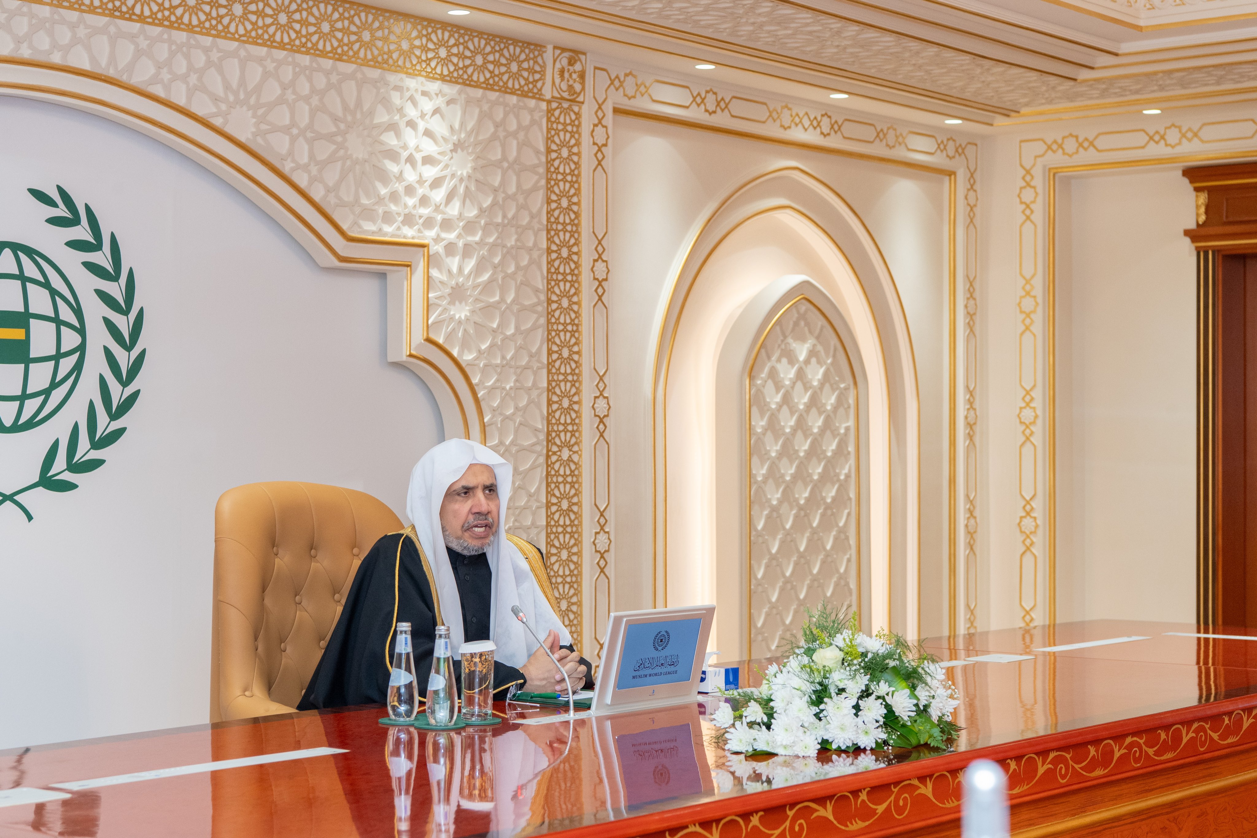 ظهر دیروز جناب دبیر کل، و رئیس انجمن علمای مسلمان، آقای دکتر شیخ محمد العیسی در مقر سازمان همبستگی در مکه مکرمه با اعضای هیئت دانشجویی اقلیت های مسلمان در دانشگاه های اروپا ملاقات کرد 