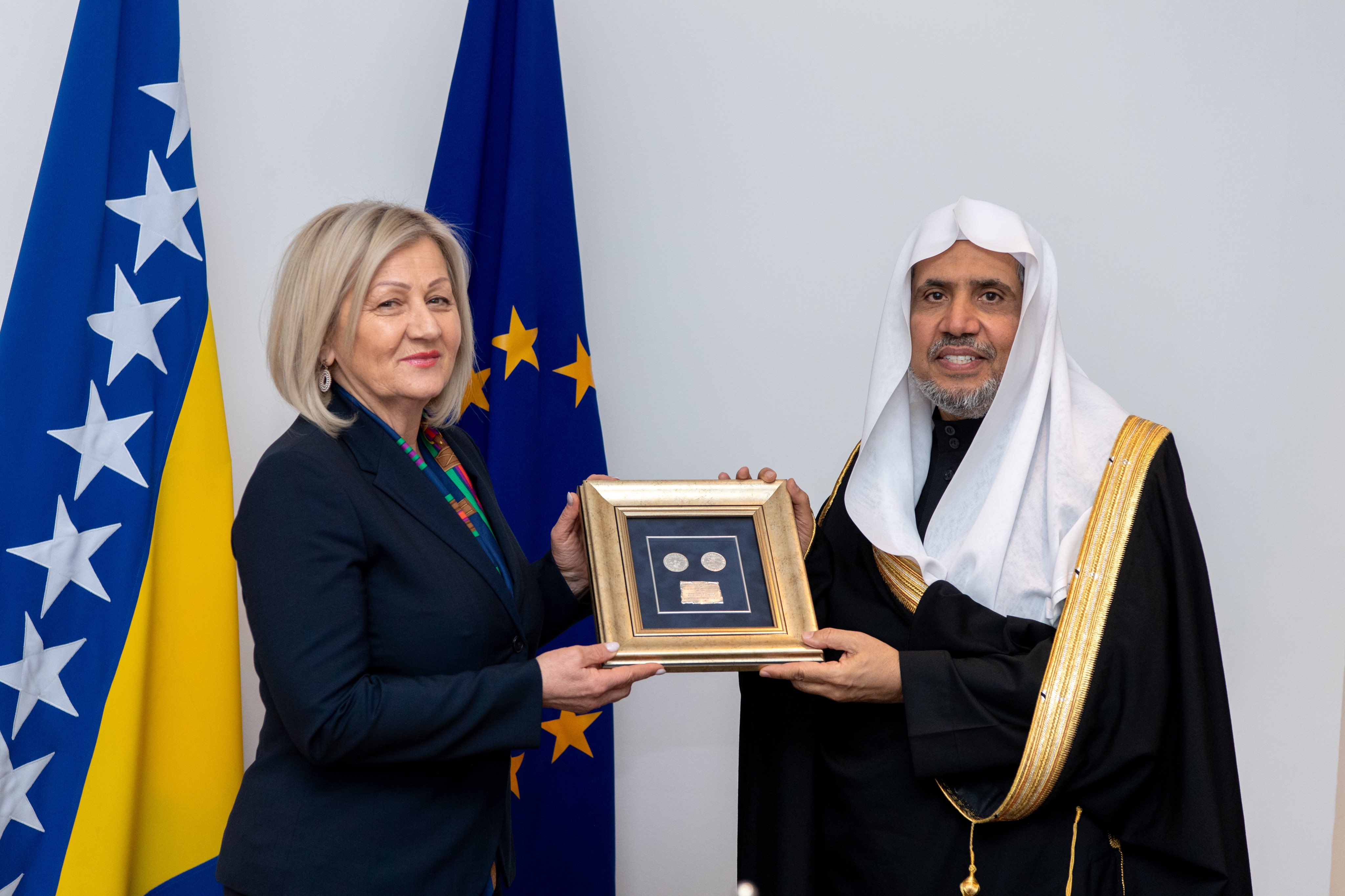 La Primera Ministra de Bosnia-Herzegovina, Sra. Borjana Kristo, recibió en la sede del Gobierno en Sarajevo al Secretario General, presidente de la Comisión de Ulemas Musulmanes, el sheij Mohammed Al-Issa.