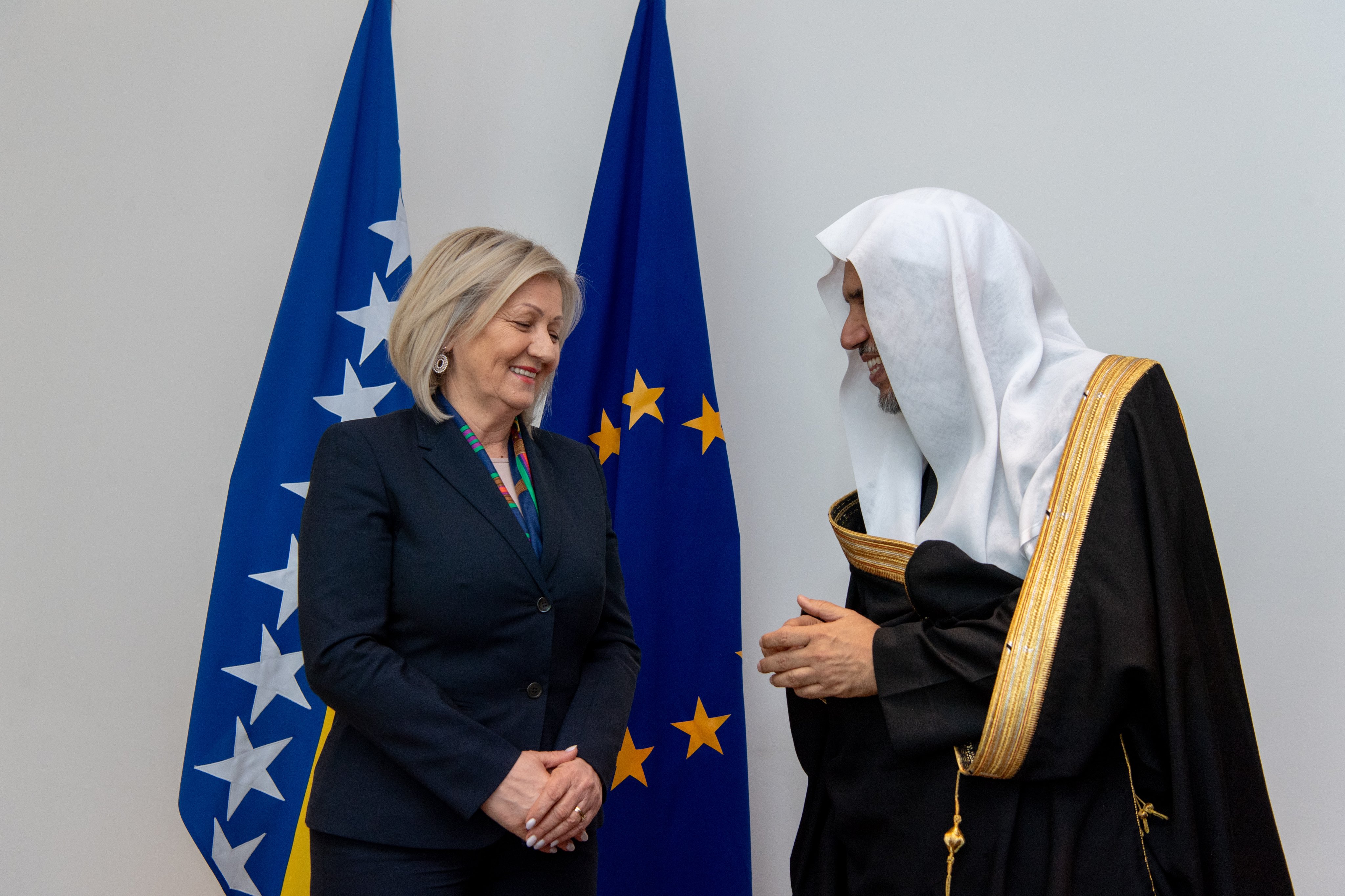 La Primera Ministra de Bosnia-Herzegovina, Sra. Borjana Kristo, recibió en la sede del Gobierno en Sarajevo al Secretario General, presidente de la Comisión de Ulemas Musulmanes, el sheij Mohammed Al-Issa.