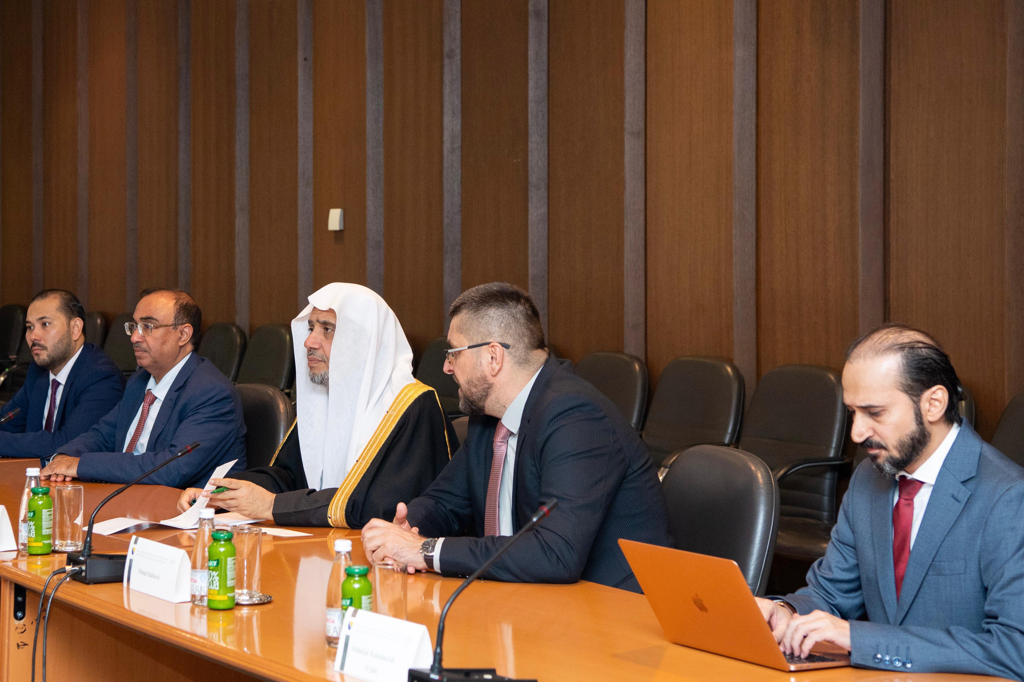 El SG, presidente de la Comisión de Ulemas Musulmanes, el Sheij Mohammed Al-Issa, se reunió en la sede del Parlamento en la capital Sarajevo con el actual presidente de la Cámara de Representanteso Sr. Denis Zvizdić.