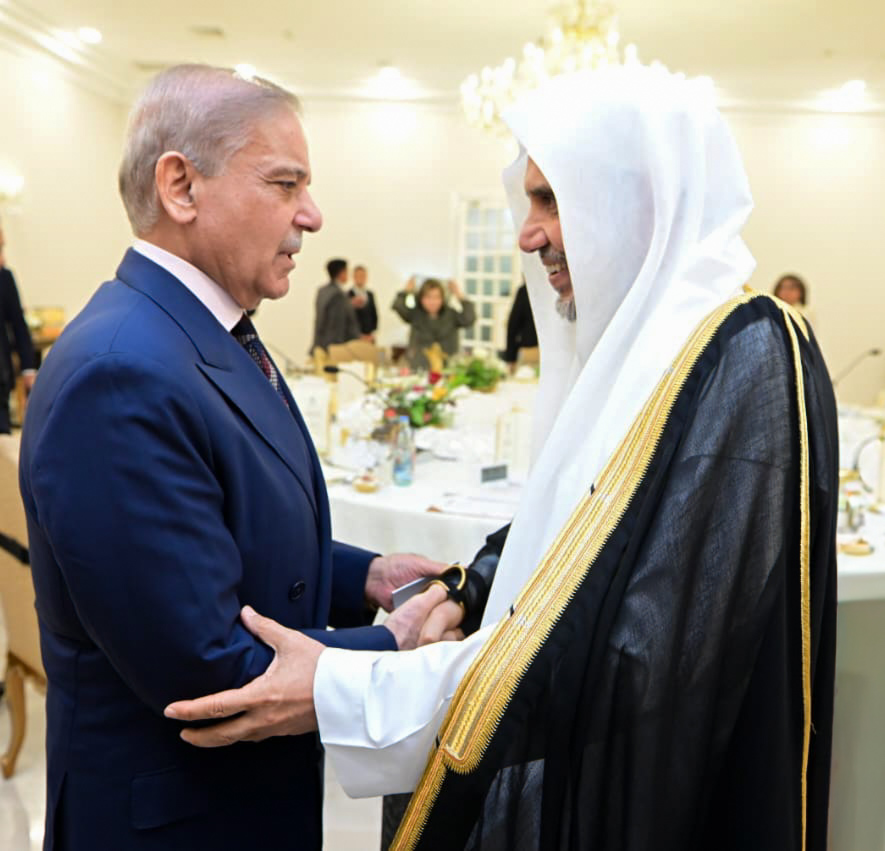 استضافَ دولةُ رئيسِ وزراء جمهورية باكستان الإسلامية، السيد محمد شهباز شريف، في مكتبه بالعاصمة "إسلام آباد"، معالي الأمين العام، رئيسَ هيئة علماء المسلمين، فضيلةَ الشيخ د. ⁧‫محمد العيسى