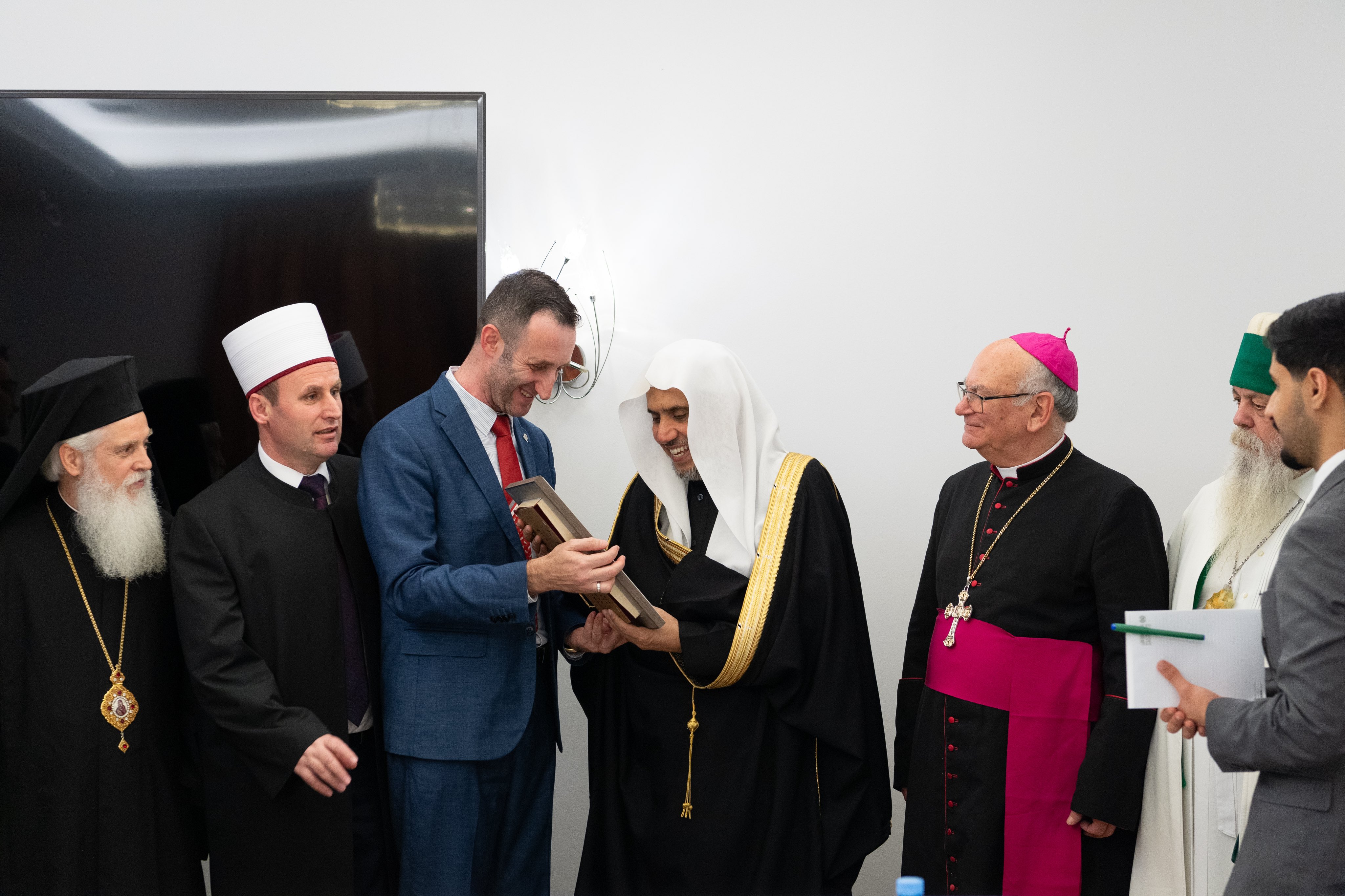 Meja bundar para pemimpin agama Albania menjamu Yang Mulia Sekretaris Jenderal LMD, Ketua Asosiasi Ulama Muslim, Syekh Dr. Mohammed Alissa