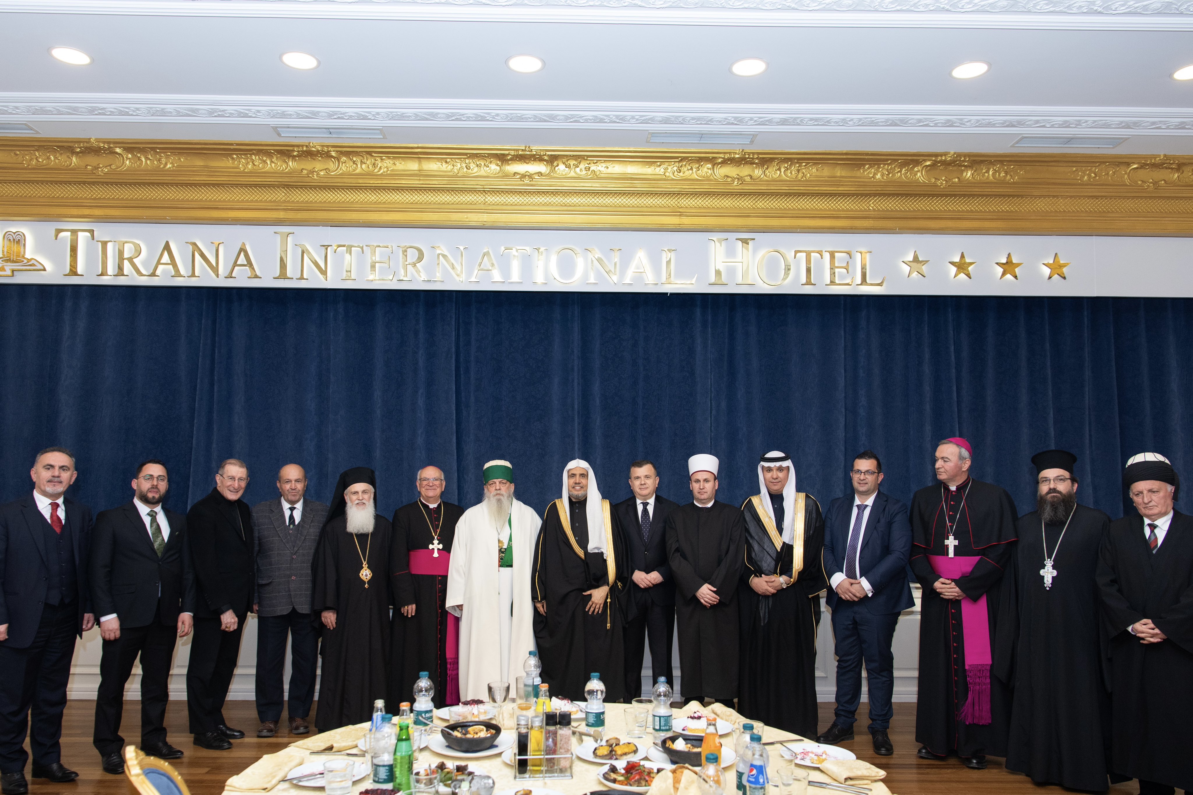 Meja bundar para pemimpin agama Albania menjamu Yang Mulia Sekretaris Jenderal LMD, Ketua Asosiasi Ulama Muslim, Syekh Dr. Mohammed Alissa