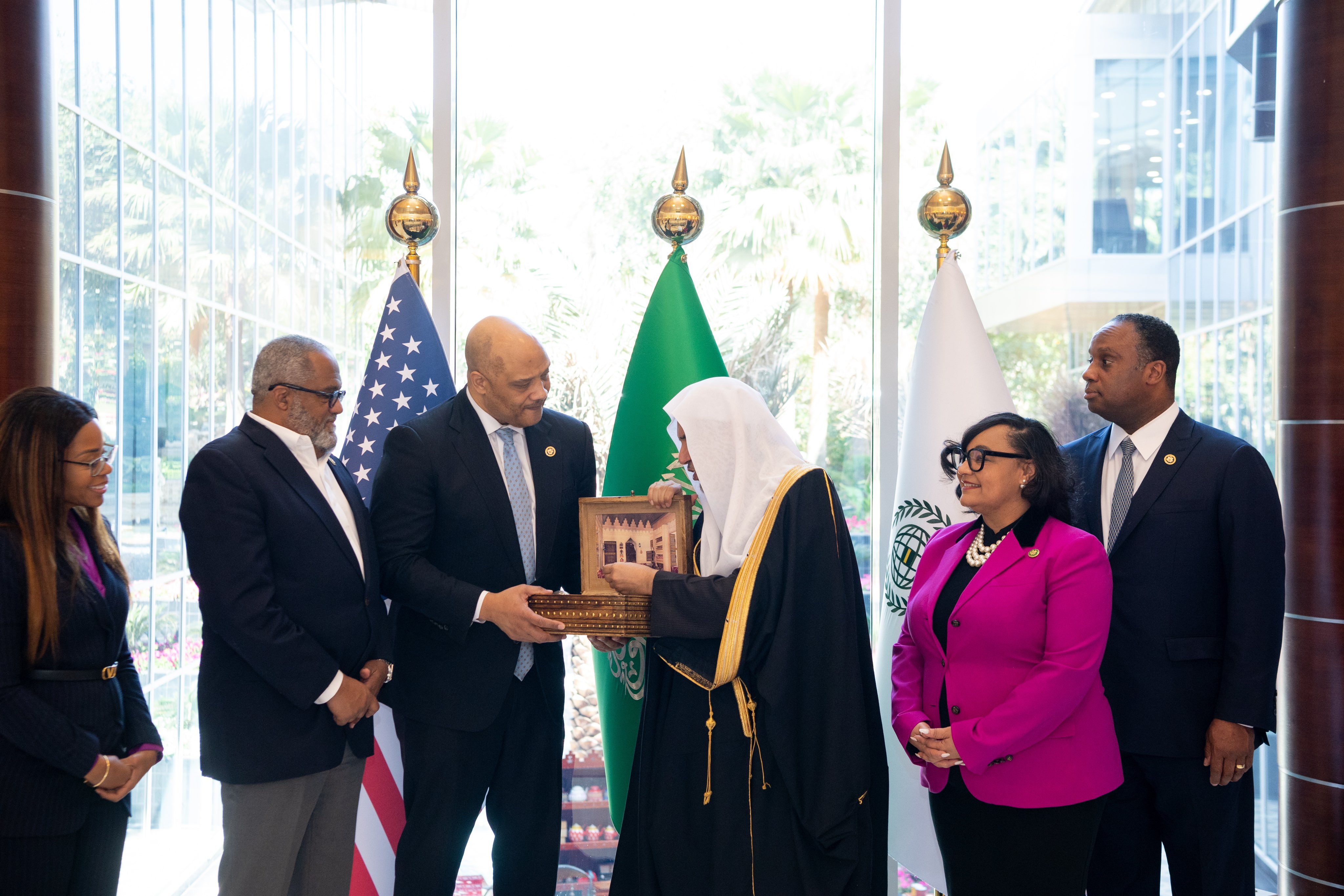 El Secretario General, presidente de la Comisión de Ulemas Musulmanes, el Sheij Mohammed Al-Issa, recibió en Riad a una delegación de miembros demócratas de la Cámara de Representantes de los Estados Unidos.