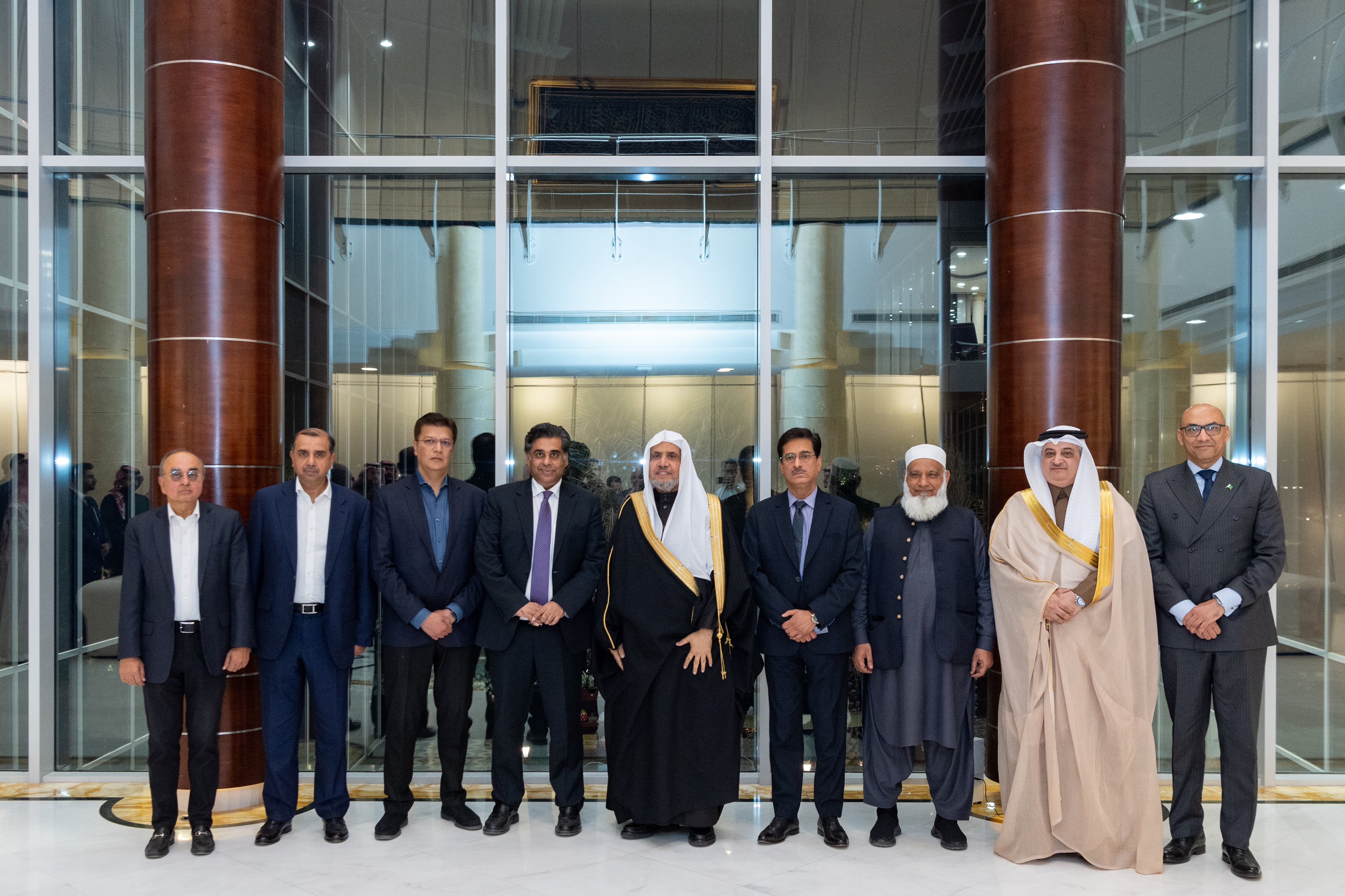En Riad, el Sheij Mohammed Al-Issa, Secretario General de la LMI y presidente de la Comisión de Ulemas Musulmanes, se reunió con el Sr. Gohar Ejaz, Ministro Federal de Comercio, Industria e Inversiones, y Ministro del Interior de Pakistán