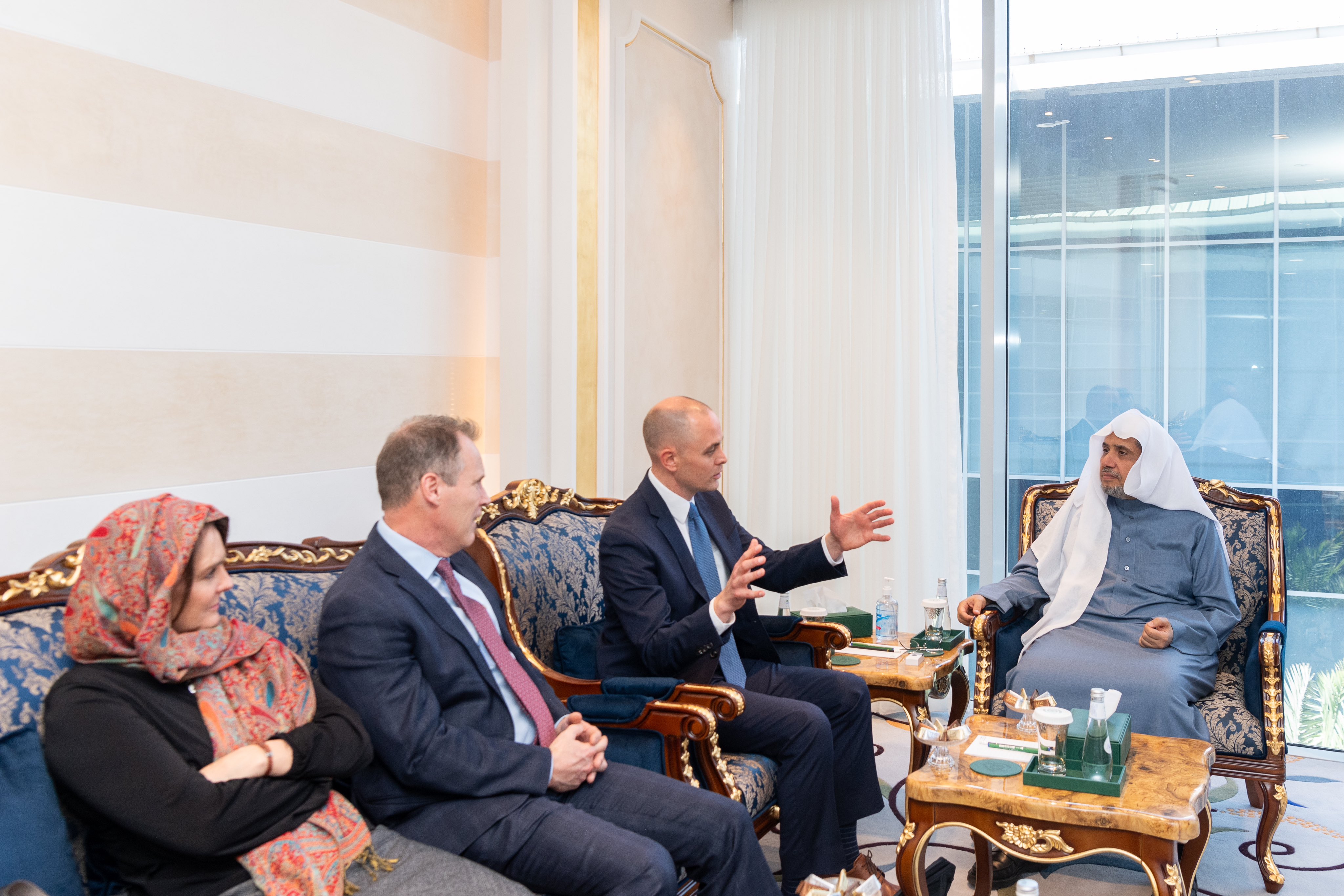 Le Secrétaire Général, Président de l'Organisation des savants musulmans,  cheikh Mohammed Al-Issa, a reçu à Riyad, le Président de la Fondation caritative Stirling de l'État de l'Utah, aux États-Unis d'Amérique, M. Miles Hansen.