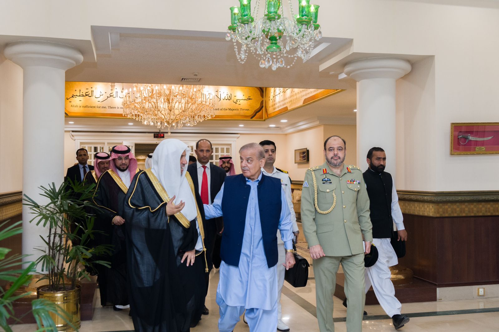 Le Premier Ministre de la République islamique du Pakistan, M. Muhammad Shahbaz Sharif, a reçu aujourd'hui dans son bureau de la capitale