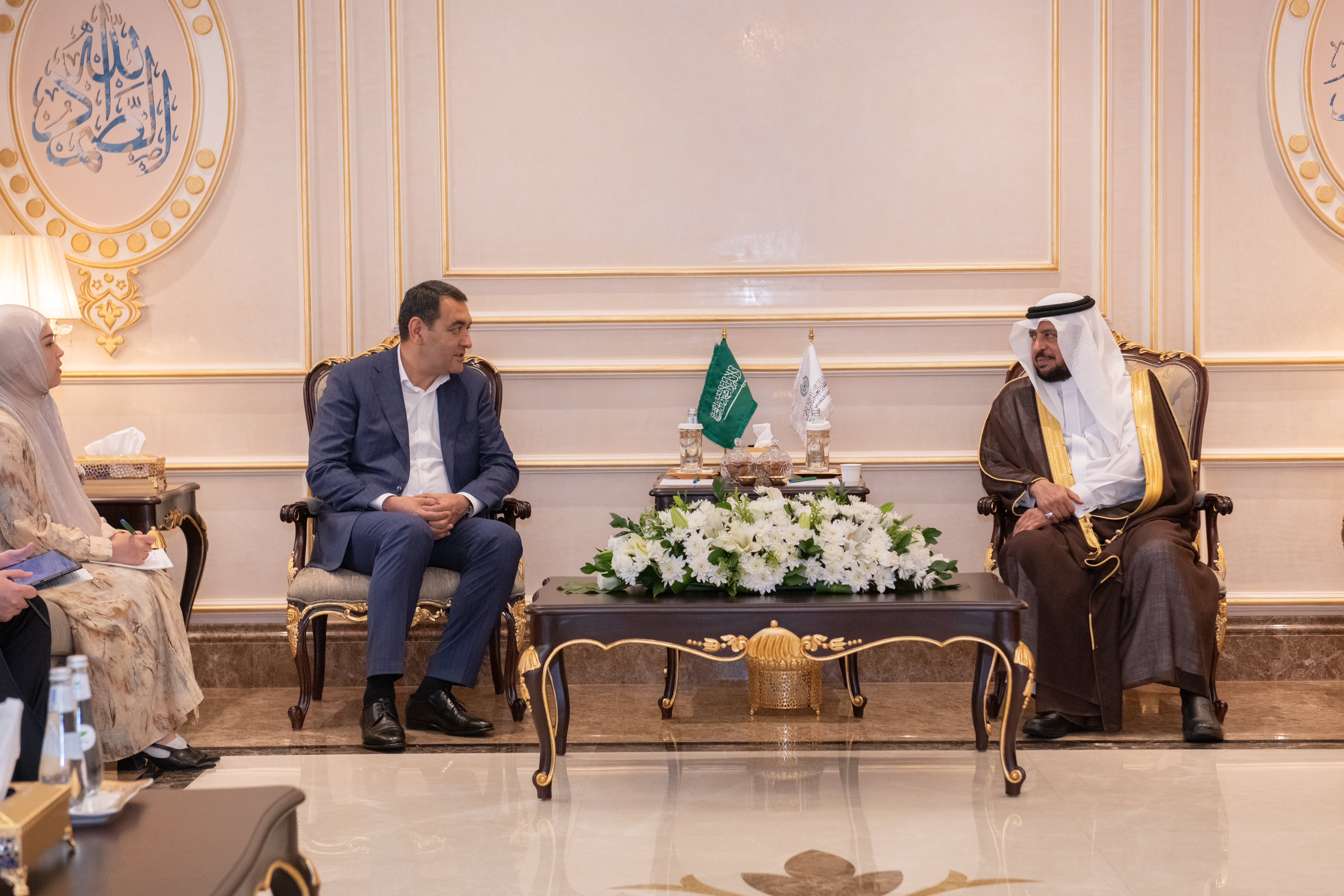«جناب بزرگوار معاون دبیرکل، دکتر عبدالرحمن الزید، از هیئتی از منطقه فرغانه ازبکستان به ریاست بزوروف خیرولو هایتبایویچ، فرماندار این منطقه، استقبال نمود