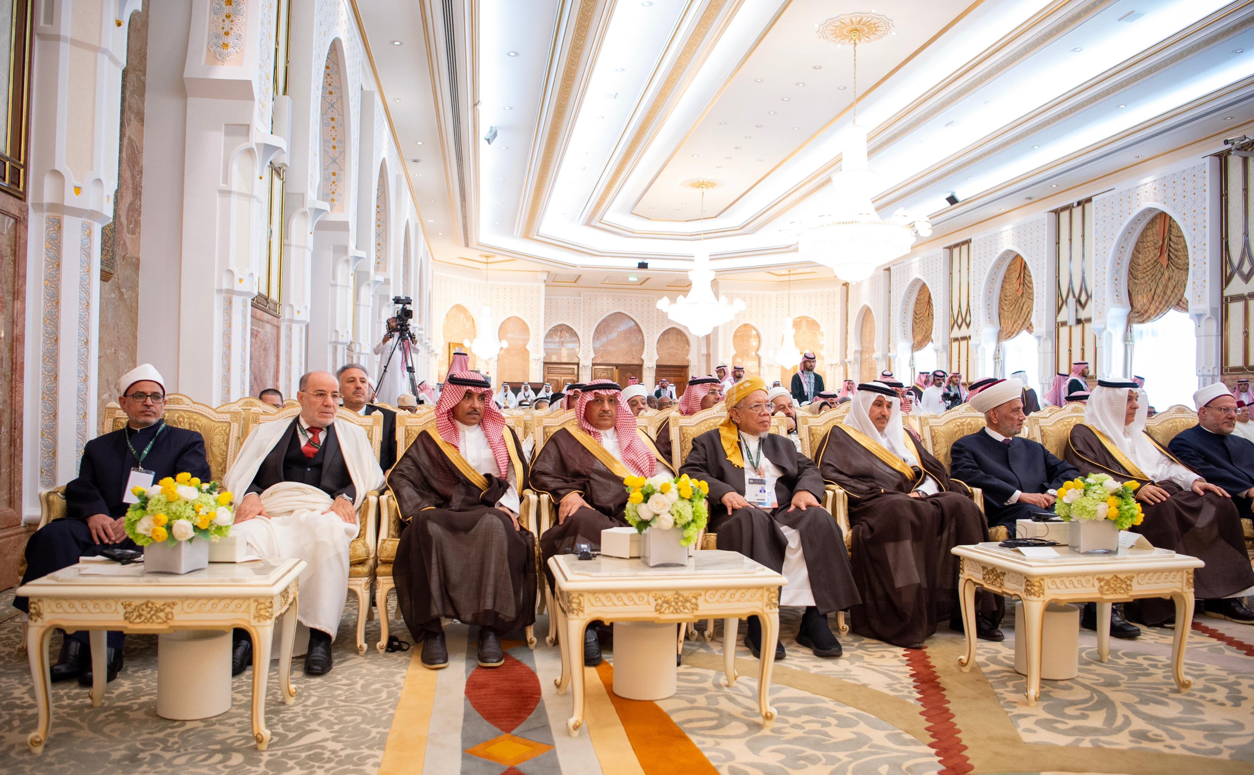 ضيوفُ ⁧‫رابطة العالم الإسلامي‬⁩ يتشرَّفون بحضور حفل الاستقبال السنوي الذي أقامه "نيابةً عن خادم الحرمين الشريفين الملك سلمان بن عبدالعزيز" وليُّ العهد رئيس مجلس الوزراء، صاحبُ السمو الملكي الأمير محمد بن سلمان بن عبدالعزيز، حفظهما الله، لكبار الشخصيات الإسلامية الذين أدّوا فريضة الحج هذا العام