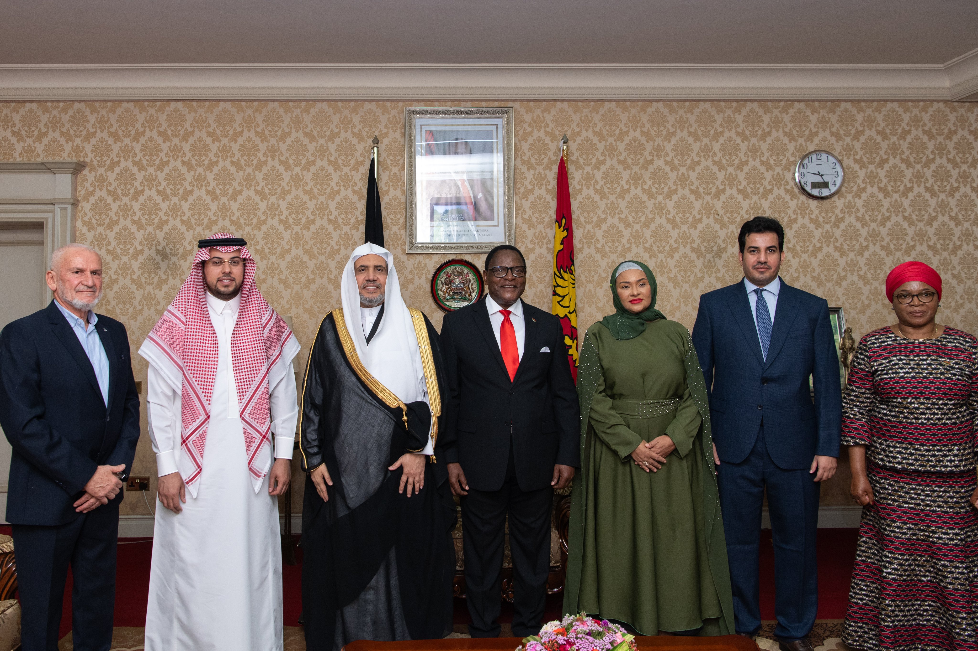 In recognition of Dr. Al-Issa’s contributions to fostering societal harmony, stability, and sustainable development across the African continent, His Excellency President Dr. Lazarus McCarthy Chakwera of the Republic of Malawi awarded Sheikh Dr. Mohammed Alissa