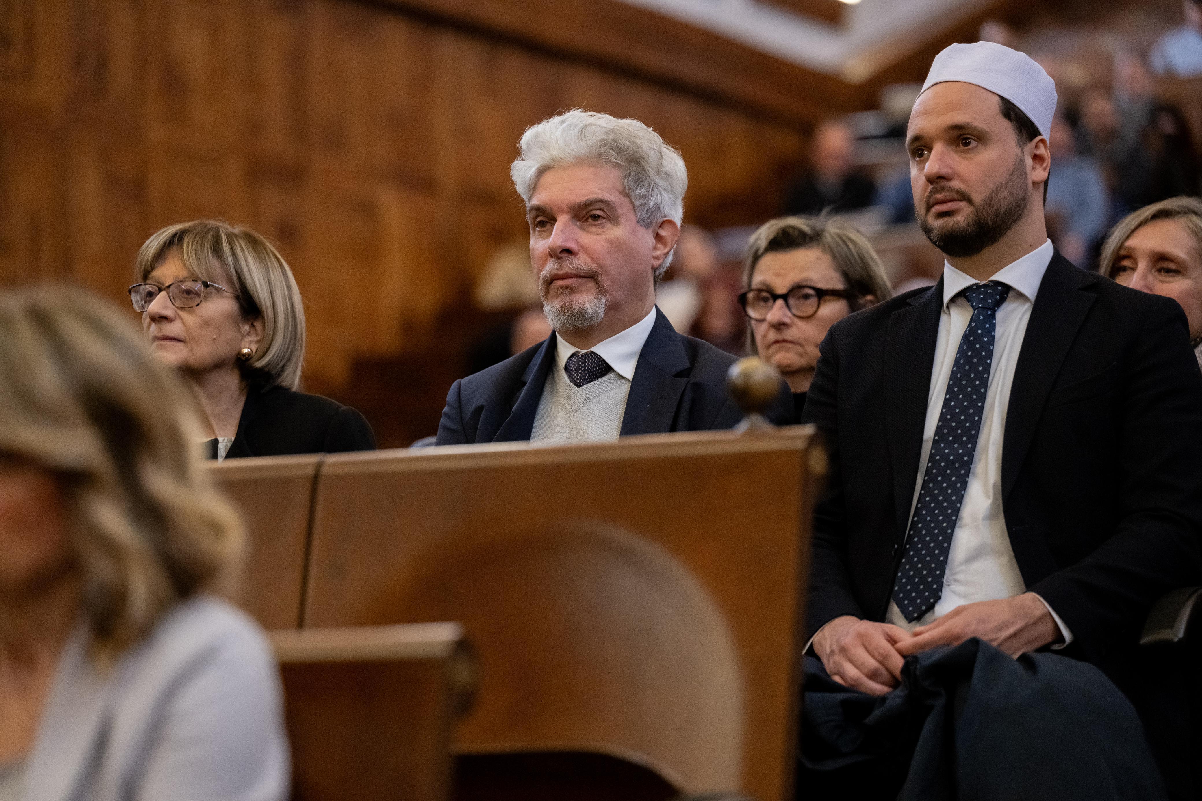 بحَث معالي الأمين العام لرابطة العالم الإسلامي، رئيس هيئة علماء المسلمين، فضيلة الشيخ د.محمد بن عبدالكريم العيسى، والبابا فرنسيس، بابا الكنيسة الكاثوليكية، عددًا من الموضوعات ذات التعاون والاهتمام المُشترَك