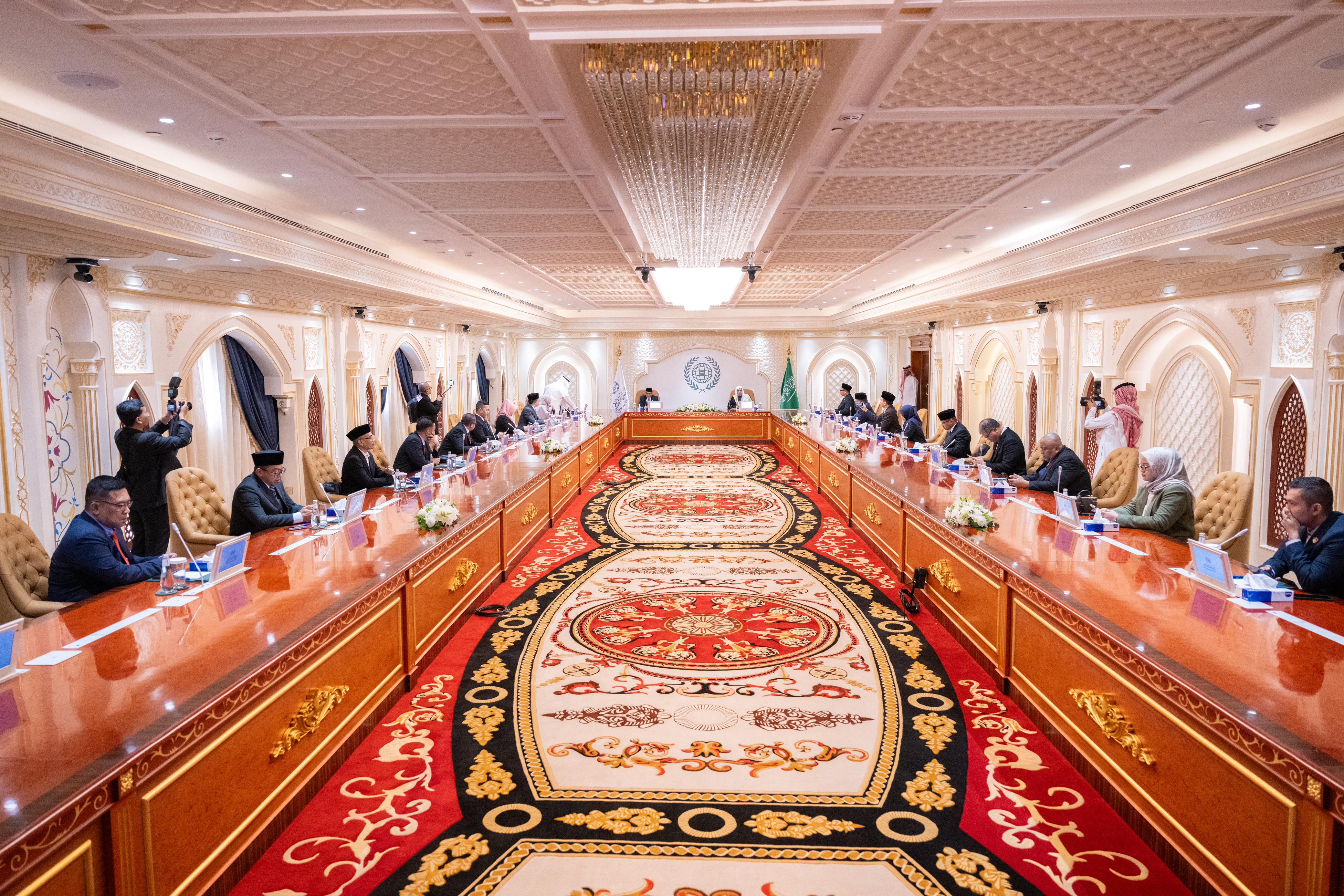 Il a transmis à cheikh Alissa les salutations du Président Subianto et lui a remis une invitation officielle à se rendre en Indonésie :