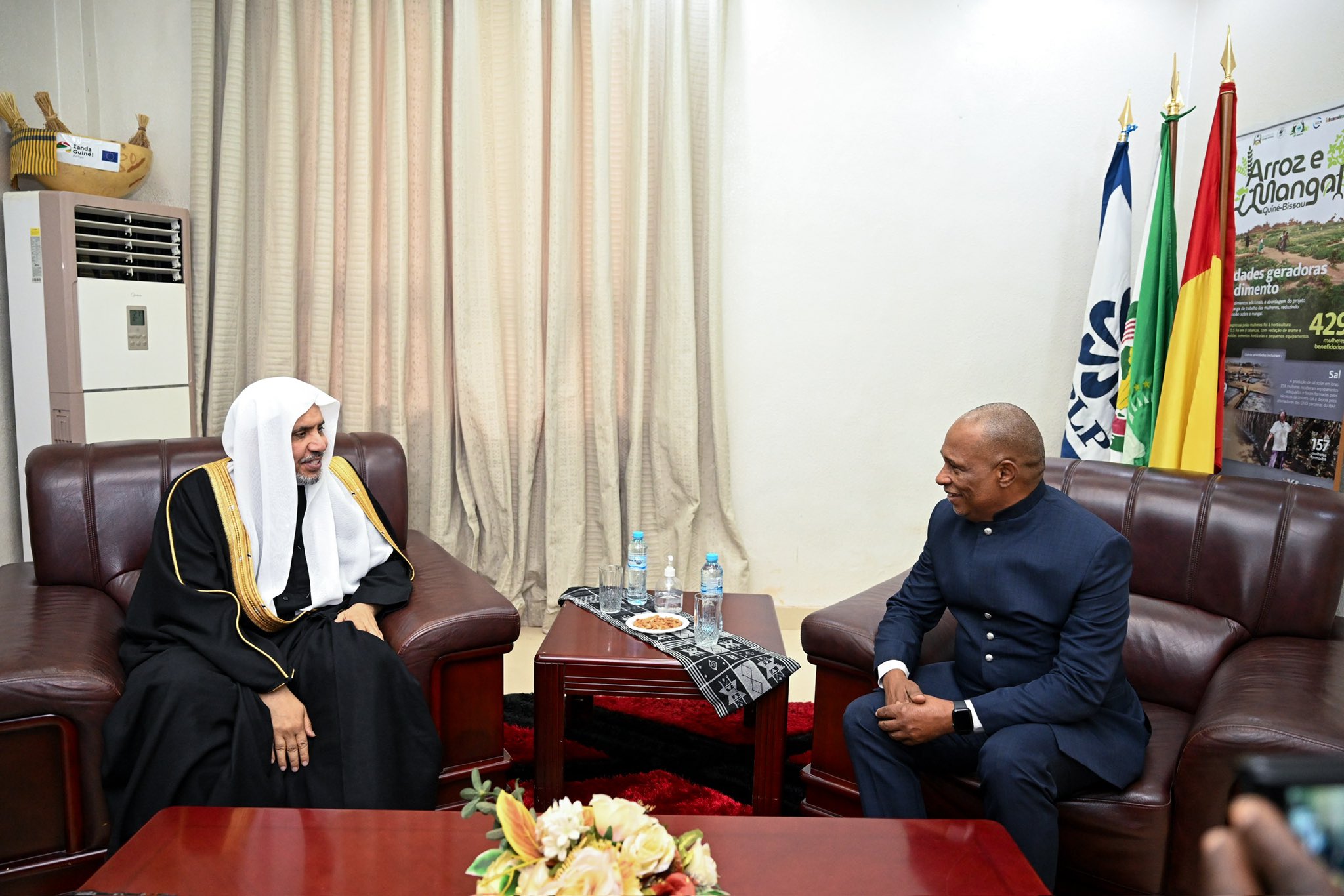 El Primer Ministro de la República de Guinea-Bisáu, el Sr. Rui Duarte de Barros, recibió al Secretario General, Presidente de la Comisión de Ulemas, el Sheij Mohammed Al-Issa