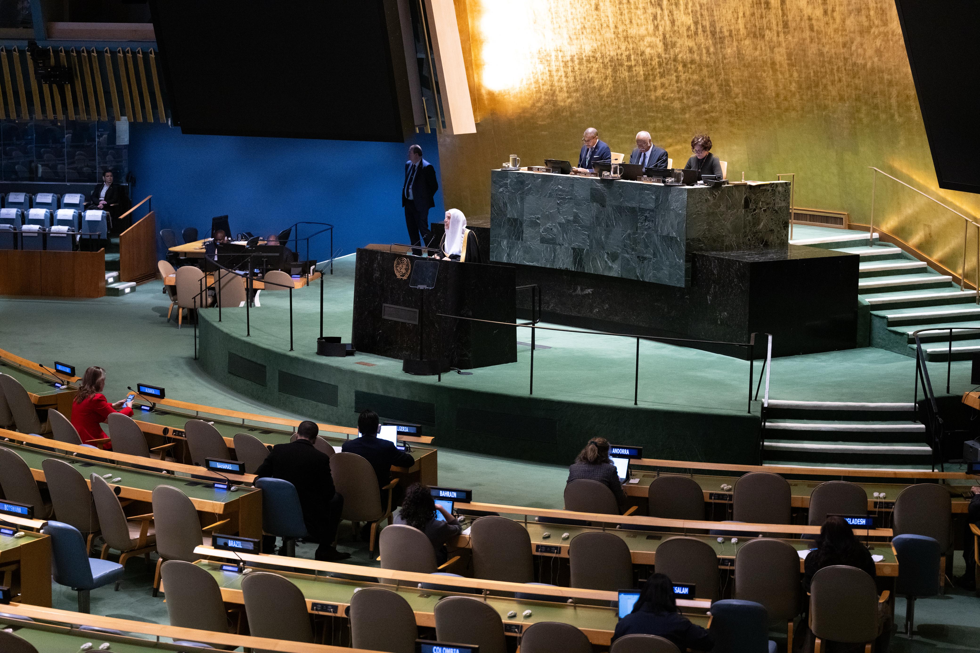 Por invitación oficial del Presidente de la Asamblea General de las Naciones Unidas para pronunciar un discurso principal: