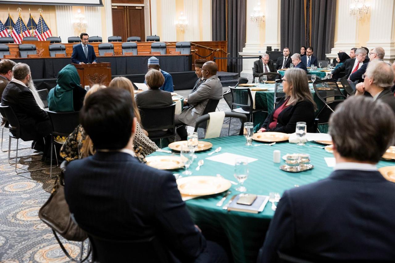 La Liga del Mundo Islámico reúne a representantes de religiones y a responsables políticos durante la primera cena de iftar del Ramadán en el Congreso estadounidense