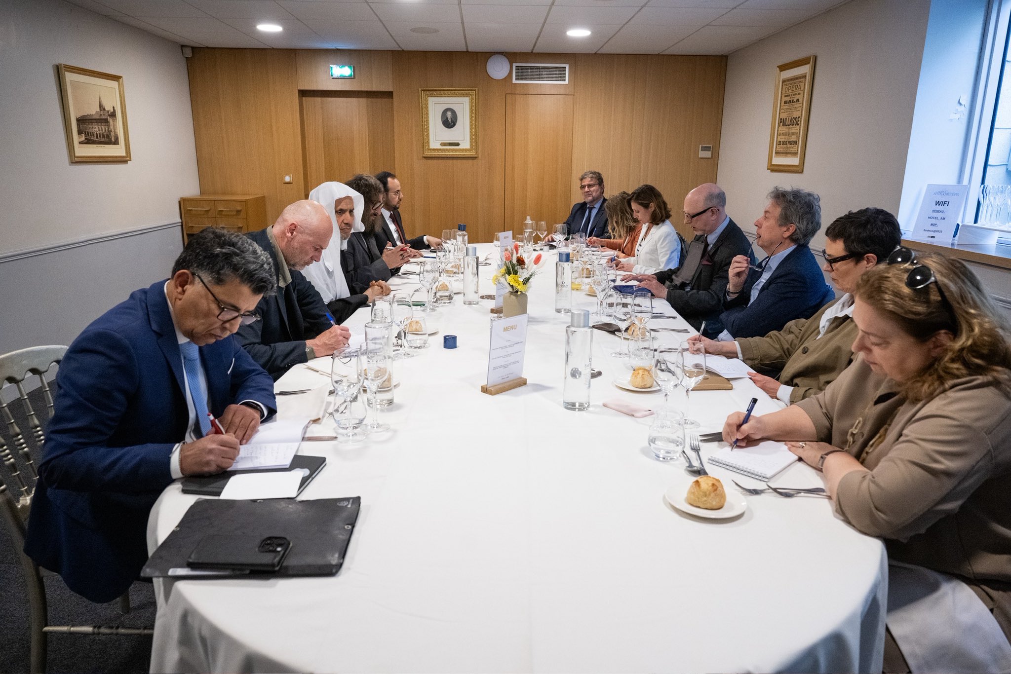 His Excellency Sheikh Dr. Mohammed Al-Issa, in a dialogue with representatives from the press, news agencies, and French radio, and in the presence of international correspondents, addressed several intellectual issues