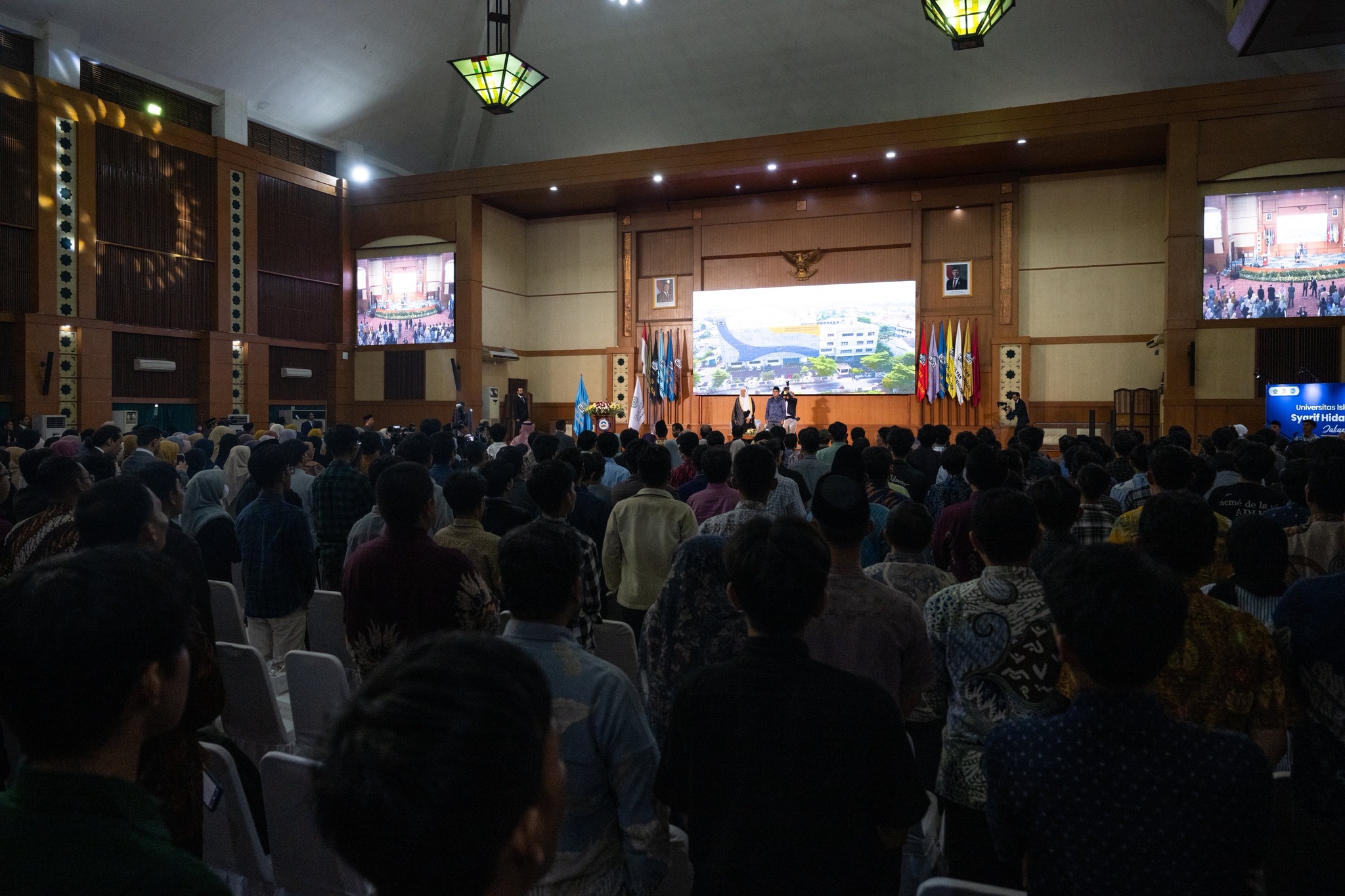 Le Secrétaire général cheikh Mohammed Al-Issa a donné une conférence publique à l’Université islamique d’État Sharif Hidayatullah dans la capitale indonésienne Jakarta