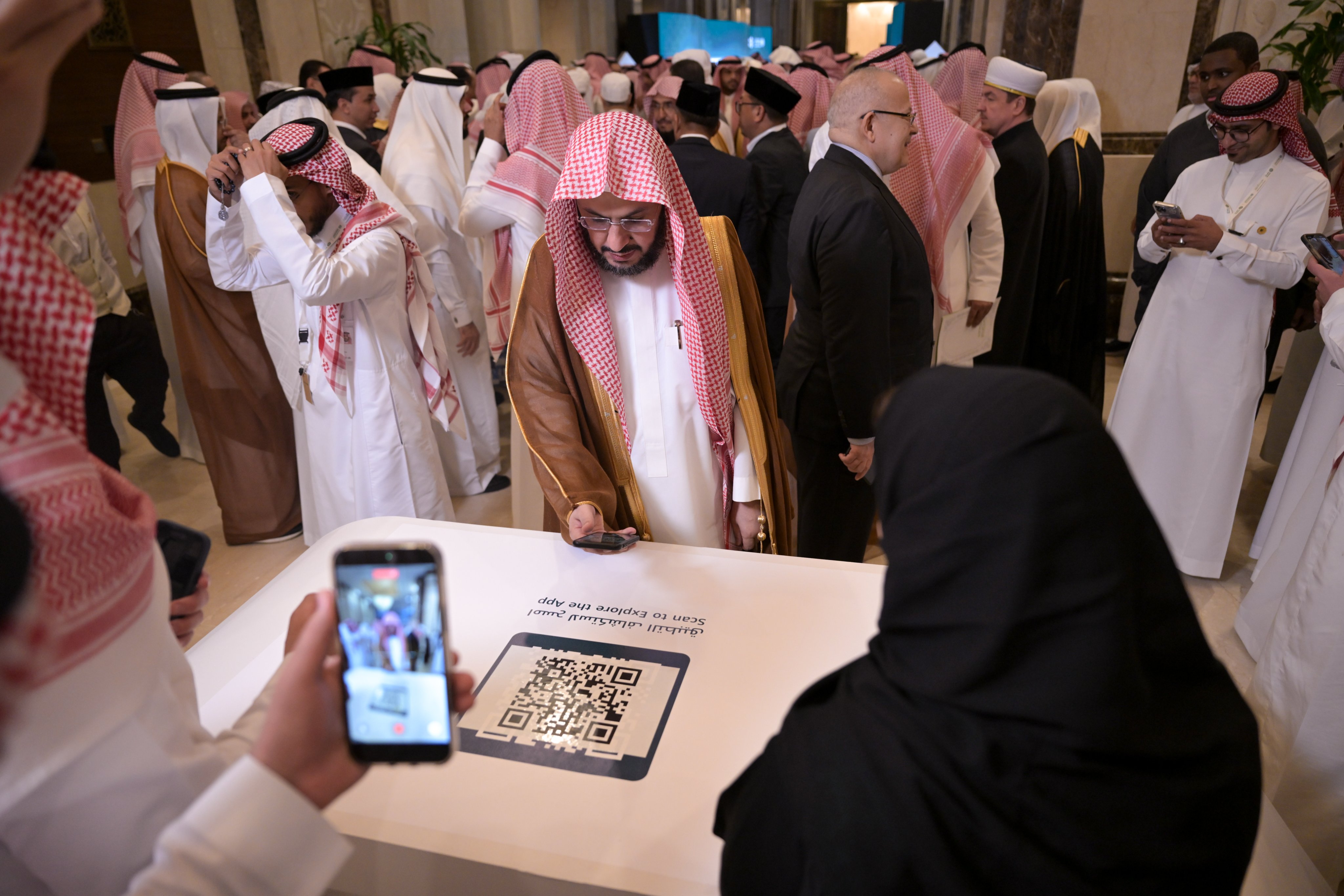 ‪Here are the first moments of the launch of the “Minhaj” app, followed by its installation on the devices of the esteemed scholars and dignitaries, including leading figures from the Muslim world, Muslim minority communities, and other prominent Islamic