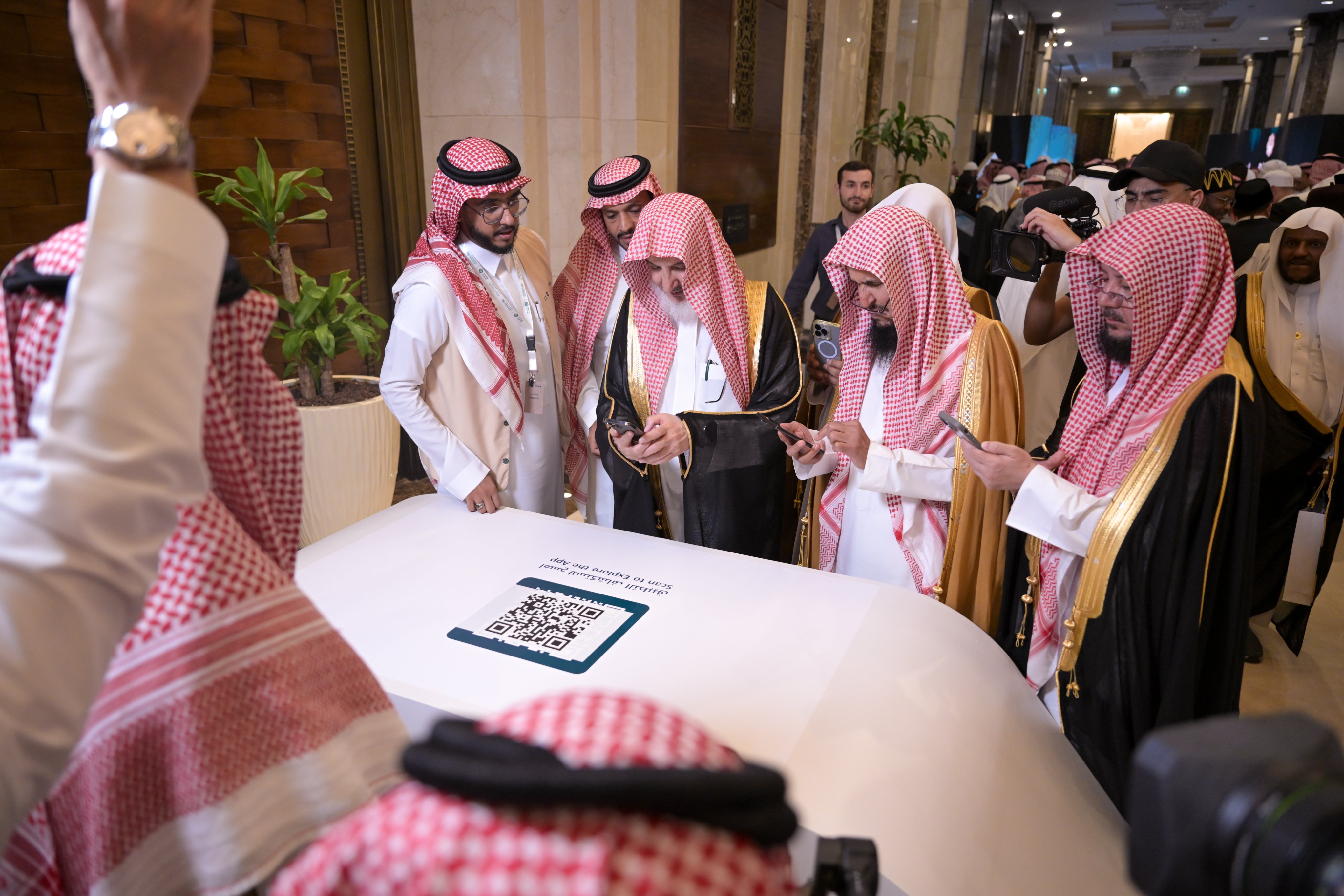 ‪Here are the first moments of the launch of the “Minhaj” app, followed by its installation on the devices of the esteemed scholars and dignitaries, including leading figures from the Muslim world, Muslim minority communities, and other prominent Islamic