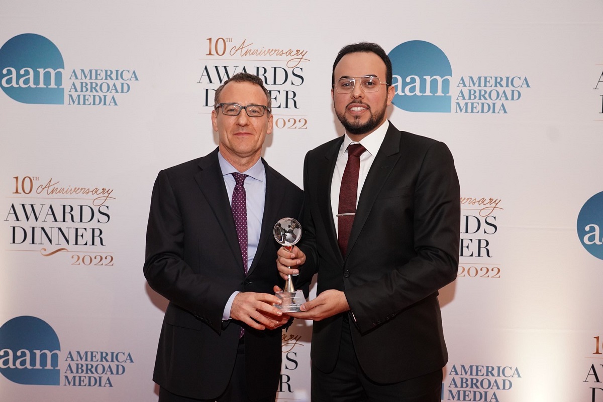 Yang Mulia Syekh Dr. Mohammed Al-Issa, meraih Penghargaan Pertama Media Amerika Serikat untuk Penulis Internasional, atas artikelnya mengenai citra umat Islam dalam industri "film Barat"