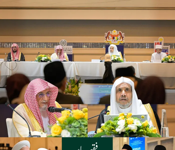 آج صبح ملائیشیا کے دارالحکومت ”کوالالمپور“ میں، وزیرِاعظم کی سرپرستی اور عالمِ اسلام کے نامور فقہاء کی موجودگی میں: