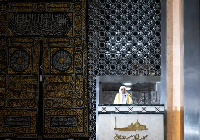 د.العيسى يُلقي خطبةَ الجمعة ويؤمُّ المصلين في جامع الاستقلال بالعاصمة الإندونيسية "جاكرتا"