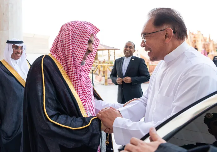 At the SG's Home in Makkah, HE Mr. Anwar ibrahim, the PM of Malaysia visited HE Dr. Al-Issa