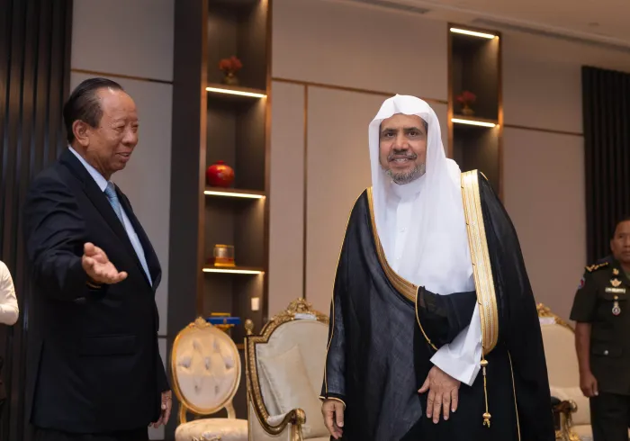His Excellency Sheikh Dr.  Mhmd Alissa  met in Phnom Penh with H.E. Mr. Tia Banh, Cambodia’s Deputy Prime Minister and Minister of National Defense. They discussed several issues related to efforts to reduce conflicts among nations.