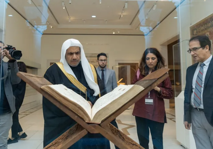 Sur invitation de l’administration du musée le D.Mohammad Alissa visite la section musulmane du musée métropolitain de New York comme il a rencontré les représentants musulmans de #NewYork qui ont confirmé que la voie modérée et ouverte de la LIM  correspond à leur vision.