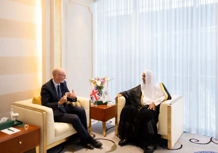 Yang Mulia Sekretaris Jenderal LMD sekaligus Ketua Organisasi Ulama Muslim, Syekh Dr. Mohammed Al-Issa , menerima kunjungan Yang Mulia Duta Besar Britania Raya untuk Kerajaan Arab Saudi