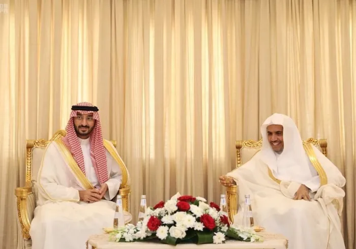 صاحب السمو الملكي الأمير عبد الله بن بندر بن عبد العزيز نائب أمير منطقة ⁧مكة المكرمة⁩ يزور معالي أمين عام ⁧رابطة العالم الإسلامي⁩ عضو ⁧هيئة كبار العلماء⁩ الشيخ الدكتور محمد بن عبد الكريم العيسى في منزله بمكة المكرمة؛ مهنئاً بعيد الفطر المبارك.