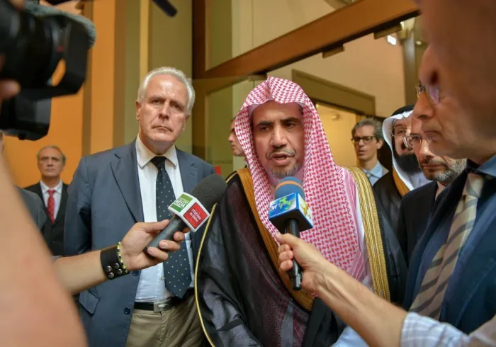 معالي أمين عام ⁧رابطة العالم الإسلامي⁩ الشيخ د. محمد العيسى، في تصريح لبعض الفضائيات الإيطالية، وبجواره رئيس مجلس مقاطعة توسكاني الإيطالية السيد إجينيو جياني