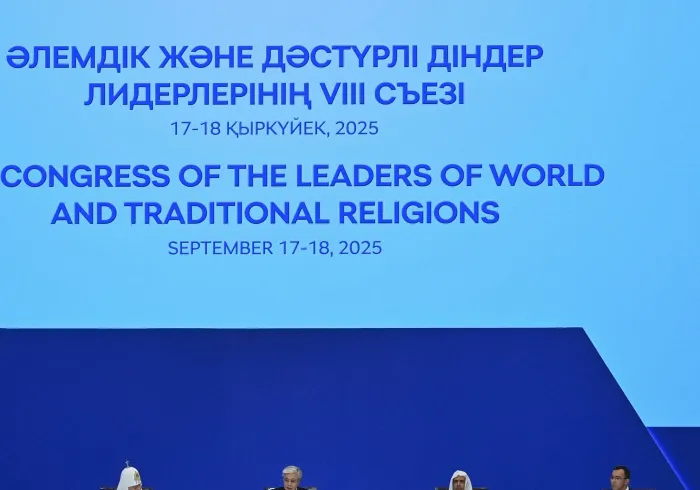 ‏معالي الأمين العام، رئيس هيئة علماء المسلمين، فضيلة الشيخ د.⁧‫محمد العيسى‬⁩ ‬⁩، يُشارِك فخامةَ رئيس كازاخستان حضورَ الجلسة الافتتاحية لأعمال القمّة بقصر الاستقلال بالعاصمة الكازاخية