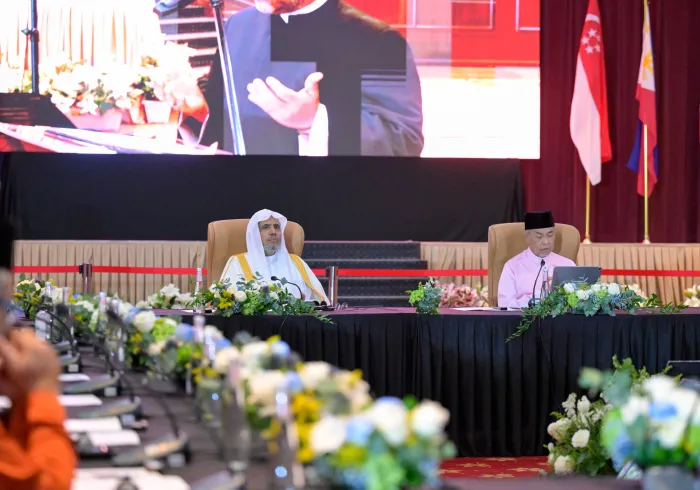 ‏منصّةٌ جامعةٌ لكلمة عُلماء آسيان في قضاياهم الكبرى.. "مجلس عُلماء آسيان" تحت مظلة رابطة العالم الإسلامي، يؤكّدُ في ملتقاه الثالث بالعاصمة الماليزية "كوالالمبور" على: ‏ • أهمية الحفاظ على قيم الهوية الإسلامية لمسلمي جنوب شرق آسيا بما يضمن ائتلافهم وأخوّتهم الدينية. ‏ • بيان مظاهر الوسطية ومعالم الاعتدال في الإسلام، والتصدي لدعوات وممارسات الصراع والصدام المذهبي "الظاهرة" و"الخفية". ‏ • تنسيق المواقف بين أتباع المذاهب الإسلامية لمواجهة التحدّيات المشتركة التي تمس شأن الأمة الإسلامية ولاسيما دعوات وممارسات ال