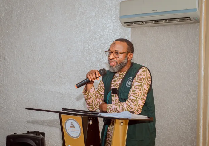 تنفِّذ ⁧‫رابطة العالم الإسلامي‬⁩، في نيجيريا، برنامجاً تدريبيّاً لممرِّضي العيون والممارِسين الصحيِّين، يركّز على بناء القُدرات، ورفع الكفاءة في تقديم الخدمات الأساسية