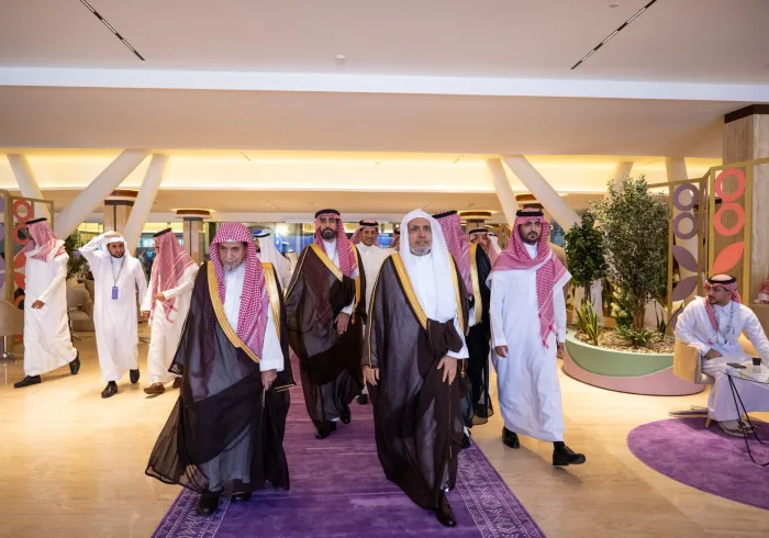 ‏لقطاتٌ من زيارة معالي الأمين العام، رئيس هيئة علماء المسلمين، عضو اللجنة الإشرافية العُليا لمشروع تاريخ الحج والحرمين الشريفين، فضيلة الشيخ د.⁧‫ محمد العيسى‬⁩ ⁦‪‬⁩، لجناح ⁧‫دارة الملك عبدالعزيز‬⁩، في سياق تدشين: "ملتقى تاريخ الحج والحرمين الشريفين"، المنظم من الدارة.