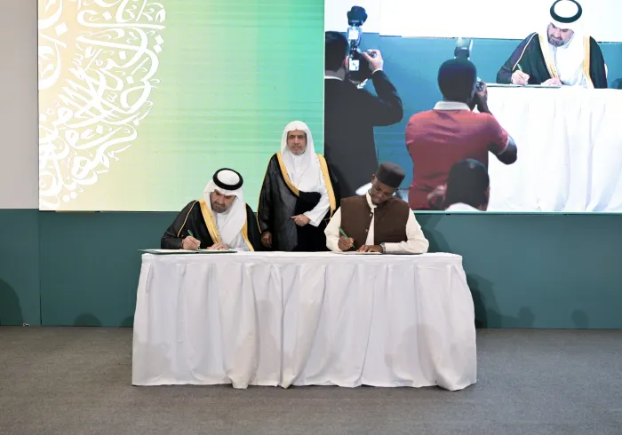 ‏شهد معالي الأمين العام، رئيس هيئة علماء المسلمين، فضيلة الشيخ د.⁧‫محمد العيسى‬⁩‬⁩ توقيعَ مذكرة تفاهم بين رابطة العالم الإسلامي والمجلس الأعلى للشؤون الإسلامية في رواندا؛ لتفعيل وثيقة مكة المكرمة وخدمة اللغة العربية، كما جرى توقيع مذكرة تفاهم مع وزارةِ الشؤون الاجتماعية؛ لدعم مشروع ترميم بيوت الأرامل، بحضور قياداتٍ من رابطة العالم الإسلامي، وشخصيات وزارية من جمهورية رواندا.