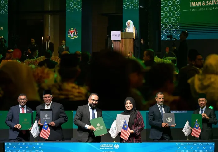 ‏ظُهرَ اليوم في العاصمة الماليزية .. وبحضور علماء دوليين، وشخصيات وزارية، ورؤساء جامعات: