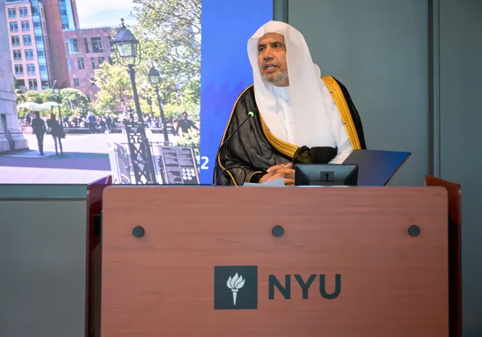 Concernant l’intelligence artificielle et le discours de haine sur les plateformes de réseaux sociaux :  L’Université de New York organise une conférence et une table ronde avec le Secrétaire général de la Ligue islamique mondiale