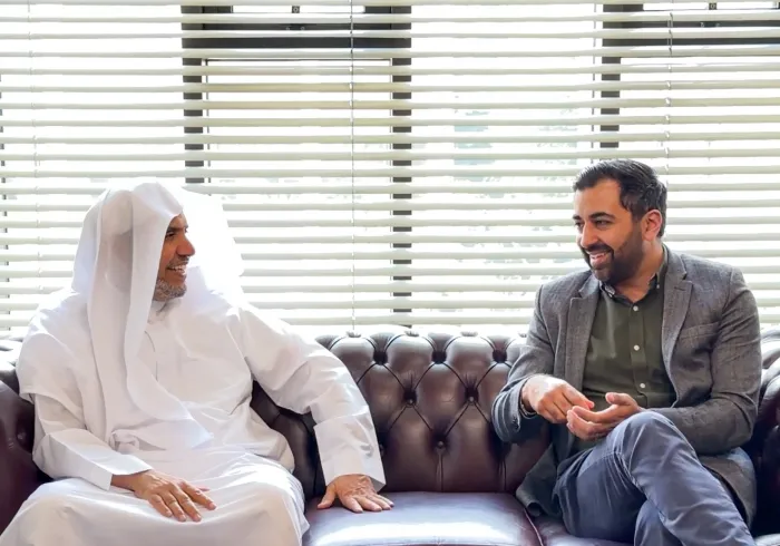 التقى معالي الأمين العام، رئيس هيئة علماء المسلمين، فضيلة الشيخ د.⁧‫محمد العيسى‬⁩‬⁩، في المركز الإسلامي بلندن، دولةَ رئيس وزراء اسكتلندا الأسبق، السيد حمزة يوسف
