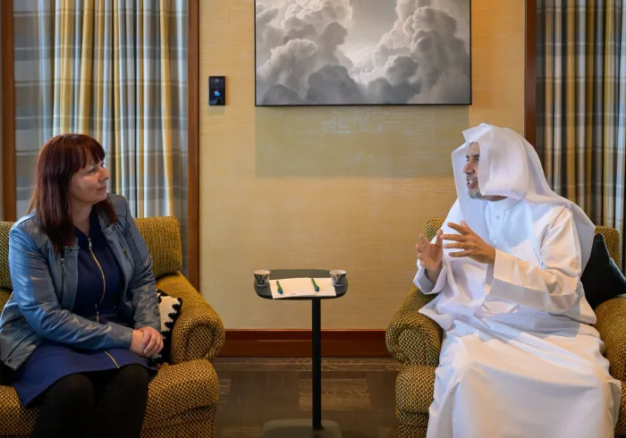 ‏استقبلَ معالي الأمين العام، رئيس هيئة علماء المسلمين، فضيلة الشيخ د.⁧‫محمد العيسى‬⁩ ‬⁩، في مقرّ إقامته، السيدةَ ميريام فاغنر، المدير التنفيذي لمعهد وولف المرموق بجامعة كامبريدج، والسيد ريك سوفير