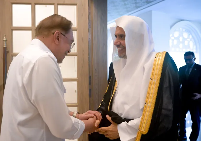 نخست‌وزیر مالزی، داتو سری انور ابراهیم، در اقامتگاه رسمی مهمانان دولت مالزی «منزل نخست‌وزیر»، از جناب آقاي دکتر شيخ محمد العیسی،  , دبیرکل سازمان همبستگی جهان اسلام و رئیس انجمن علمای مسلمان، استقبال کرد.