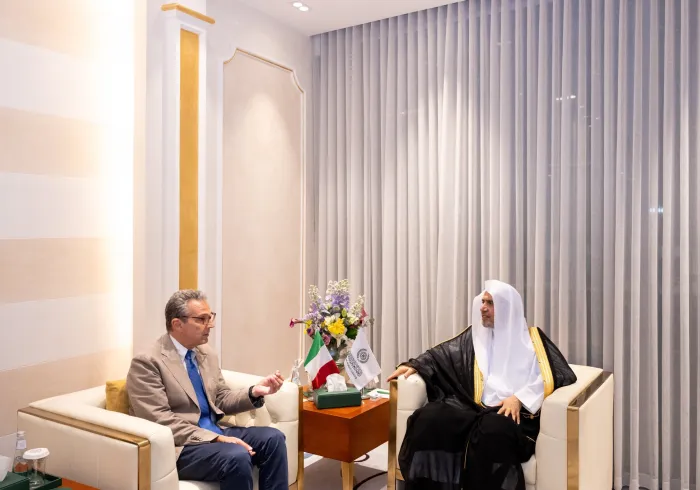 ‏استقبلَ معالي الأمين العام، رئيسُ هيئة علماء المسلمين، فضيلةُ الشيخ د.⁧‫ محمد العيسى‬⁩ ‬⁩، في مكتبه بالرياض مساءَ أمس، سعادةَ سفير جمهورية إيطاليا لدى المملكة العربية السعودية، السيد كارلو بالدوتشي