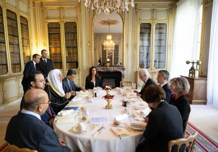 In response to invitations from prominent global centers for thought and study in Paris, the Secretary-General of the Muslim World League begins his official visit to the Republic of France with a significant tour of the first-of-its-kind museum