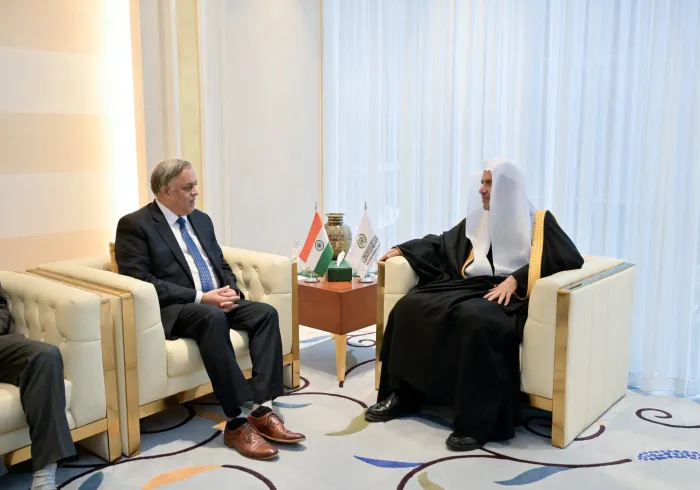 جناب آقای دبیرکل، رئیس انجمن علمای مسلمان، اقاي دكتر شيخ محمد العیسی ، در دفتر کار خود، جناب آقای سهیل اعجاز خان، سفیر جمهوری هند در مملكت عربستان سعودی را به حضور پذیرفتند