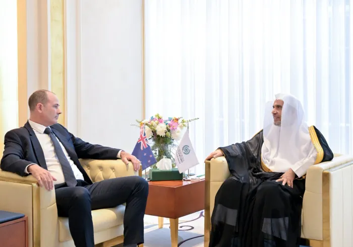Yang Mulia Sekretaris Jenderal LMD sekaligus Ketua Organisasi Ulama Muslim, Syekh Dr. Mohammed Al-Issa , menerima kunjungan Yang Mulia Duta Besar Selandia Baru untuk Kerajaan Arab Saudi