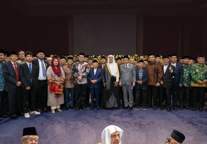 H.E. Sheikh Dr. Mohammed Al-Issa, met with Indonesian scholars to discuss several of the most widely debated issues on the Islamic scene