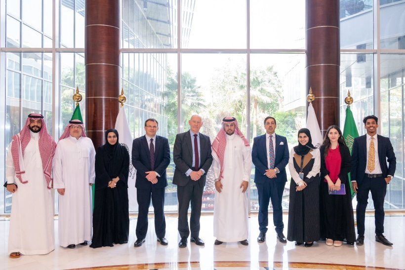 مساعد الأمين العام للاتصال المؤسسي، أ. عبدالوهاب الشهري يستقبلُ سعادة رئيس مركز اتصالات مكافحة داعش بوزارة الخارجية والتنمية البريطانية، السيد مارتن وار، يرافقه عددٌ من المستشارين والدبلوماسيين في المقر الفرعي للرابطة بالرياض