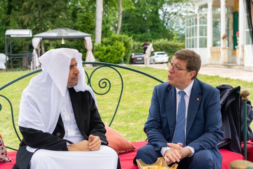 احتفى مساء أمس معالي المدير السابق للمنظمة الدولية للملكية الفكرية، عضو لجنة الأمم المتحدة للقانون الدولي، رئيس المحكمة الدولية للتحكيم والوساطة، عضو المحكمة الدولية لفض النزاعات بلاهاي السيد كامل إدريس بمعالي الأمين العام رئيس هيئة علماء المسلمين الشيخ د